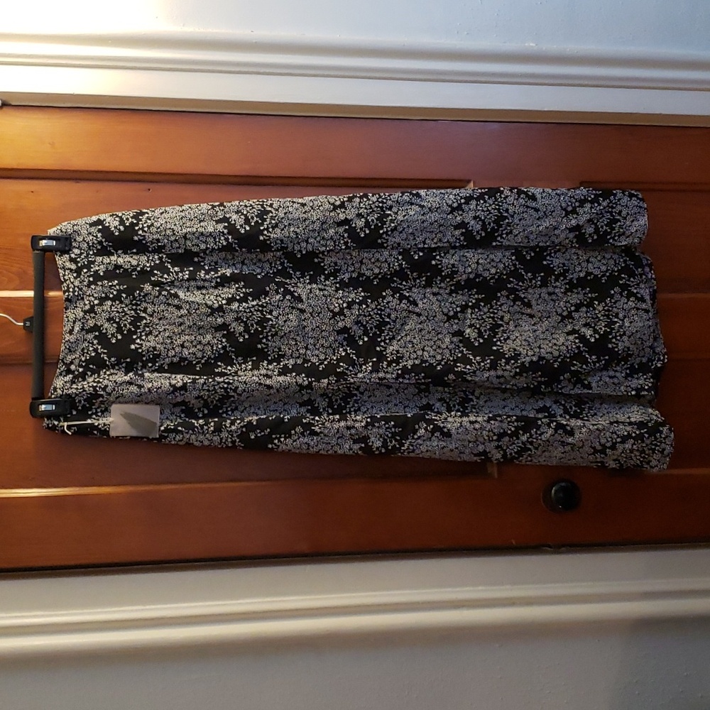 forever 21 contemporary | black + white Floral Maxi Skirt | S | NWT